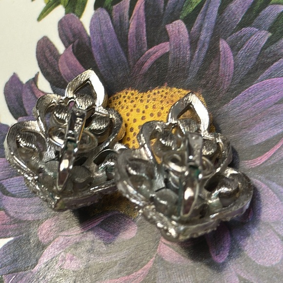 Trifari Faux Pearl & Textured Silver Metal Leaf Shaped Clip Earrings-1 1/4” x 1” - Picture 4 of 8